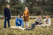 Die SOKOs am Tatort: Arthur Bauer (Gerd Silberbauer, l.), Dr. Weissenböck (Florian Odendahl, 2.v.l.), Resi Schwaiger (Mersiha Husagic, M.), Dominik Morgenstern (Joscha Kiefer, 2.v.r.) und Billie Curio (Sina Reiß, r.). Die SOKOs am Tatort: Arthur Bauer (Gerd Silberbauer, l.), Dr. Weissenböck (Florian Odendahl, 2.v.l.), Resi Schwaiger (Mersiha Husagic, M.), Dominik Morgenstern (Joscha Kiefer, 2.v.r.) und Billie Curio (Sina Reiß, r.).