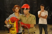 Sophie (Taryn Marler) und Ryan (Andrew Lees) wollen mit aller Gewalt an die wertvollen Kristalle im Gestein der Höhle. Zane (Burgess Abernethy) hat kein gutes Gefühl dabei. Sophie (Taryn Marler) und Ryan (Andrew Lees) wollen mit aller Gewalt an die wertvollen Kristalle im Gestein der Höhle. Zane (Burgess Abernethy) hat kein gutes Gefühl dabei.