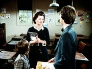 Jim Bobs (David W. Harper, r.) Schulabschluss steht bevor und Corabeth (Ronnie Claire Edwards, M.) wird als Aushilfslehrerin in seiner Klasse eingesetzt. Da der Junge die Abschiedsrede nicht halten möchte, überlegt er, die Prüfungen zu verhauen ... Jim Bobs (David W. Harper, r.) Schulabschluss steht bevor und Corabeth (Ronnie Claire Edwards, M.) wird als Aushilfslehrerin in seiner Klasse eingesetzt. Da der Junge die Abschiedsrede nicht halten möchte, überlegt er, die Prüfungen zu verhauen ...