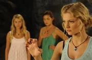 Die Höhle auf Mako Island verändert sich. Rikki (Cariba Heine, re.), Bella (Indiana Evans, li.) und Cleo (Phoebe Tonkin) wollen mit Hilfe ihrer Zauberkräfte die Ursache herausfinden. Die Höhle auf Mako Island verändert sich. Rikki (Cariba Heine, re.), Bella (Indiana Evans, li.) und Cleo (Phoebe Tonkin) wollen mit Hilfe ihrer Zauberkräfte die Ursache herausfinden.