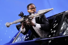 Unglaublich, US-Pr&auml;sident James W. Sawyer (Jamie Foxx) kann sogar einen Raketenwerfer bedienen, als er endlich in seiner Limousine angekommen ist.