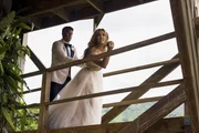 Nur knapp konnten Tom (Josh Duhamel) und Darcy (Jennifer Lopez) den Piraten entkommen, die ihre Hochzeitsg&auml;ste als Geiseln genommen haben.