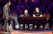 Moderator Kai Pflaume (l.) mit Rateteam-Kapit&auml;n Elton (r.) und der Schauspielerin Christine Urspruch (M.).