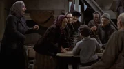 Michel (Jan Ohlsson) besucht die Armen in Katthult und bringt ihnen Leckereien aus der Vorratskammer ins Armenhaus.