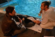 Paul Steinfeld (Stefan Siewert,M.) hat in einer Rehaklinik im Bundesfreiwilligendienst gearbeitet. Jetzt liegt er tot neben dem Pool der Klinik. Können erste Erkenntnisse von Benedikt Förster (Florian Wünsche, r.) über Opfer, Tatwaffe und gegebenenfalls Tathergang Jo Stoll (Peter Ketnath, l.) bereits den richtigen Weg weisen? Paul Steinfeld (Stefan Siewert,M.) hat in einer Rehaklinik im Bundesfreiwilligendienst gearbeitet. Jetzt liegt er tot neben dem Pool der Klinik. Können erste Erkenntnisse von Benedikt Förster (Florian Wünsche, r.) über Opfer, Tatwaffe und gegebenenfalls Tathergang Jo Stoll (Peter Ketnath, l.) bereits den richtigen Weg weisen?