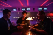 Die Teamleiterin der Bowlinggruppe von Wolfgang Matuschek (Mike Maas, r.) wurde ermordet. Alle scheinen tief betroffen zu sein. Doch Rico Sander (Benjamin Strecker, l.) und Polizeipraktikantin Nele Becker (Nina Siewert) glauben nicht, dass es in der Gruppe so harmonisch war, wie alle vorgeben. Vor allem seit Matuscheks Frau aufgrund eines Unfalls nicht mehr teilnehmen konnte. Die Teamleiterin der Bowlinggruppe von Wolfgang Matuschek (Mike Maas, r.) wurde ermordet. Alle scheinen tief betroffen zu sein. Doch Rico Sander (Benjamin Strecker, l.) und Polizeipraktikantin Nele Becker (Nina Siewert) glauben nicht, dass es in der Gruppe so harmonisch war, wie alle vorgeben. Vor allem seit Matuscheks Frau aufgrund eines Unfalls nicht mehr teilnehmen konnte.
