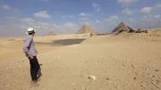 Begleiten Sie den Journalisten Alastair Sooke auf seiner Reise zur großen Pyramide von Gizeh. Begleiten Sie den Journalisten Alastair Sooke auf seiner Reise zur großen Pyramide von Gizeh.