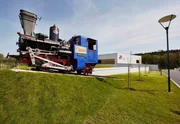 Die Zahnradlokomotive 999.105 Almrausch von der Schafbergbahn begr&uuml;&szlig;t die Besucher auf dem Freigel&auml;nde.
