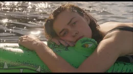 Franka (Ronja Herberich) kann keine Urlaubsfreude empfinden.
