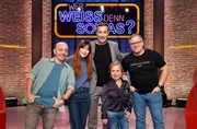 Moderator Kai Pflaume (M.) und seine Rateteam-Kapit&auml;ne Bernhard Ho&euml;cker (l.) und Elton (r.) begr&uuml;&szlig;en in dieser Sendung die Schauspielerin Nora Waldst&auml;tten (2.v.l.) und die Schauspielerin Christine Urspruch (2.v.r.).