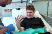 Alexander hat sich beim Pommes Frittieren eine schwere Brandverletzung zugezogen. Alexander hat sich beim Pommes Frittieren eine schwere Brandverletzung zugezogen.