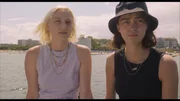 Die Freundinnen Lina (Linda Marie Roher) und Franka (Ronja Herberich) sind an der Ostsee angekommen.