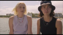 Die Freundinnen Lina (Linda Marie Roher) und Franka (Ronja Herberich) sind an der Ostsee angekommen.