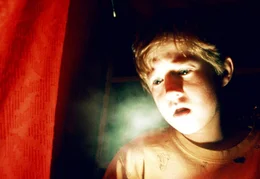 Cole Sear (Haley Joel Osment)