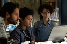 Lehrer Gary (Paul Rudd, l.) unterst&uuml;tzt Phoebe (Grace Mckenna, r.) und Podcast (Logan Kim, M.) bei der Geisterjagd.