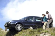 W&auml;hrend Martins und Lenas erstem Date in den Tiroler Bergen werden die beiden Zeugen eines Unfalls, bei dem ein Wagen einen Berghang hinunterst&uuml;rzt. Sofort eilen sie zur Unfallstelle, um den Insassen erste Hilfe zu leisten. Die Rettungsma&szlig;nahmen entpuppen sich jedoch als Alptraum: Zum einen gilt es, den schwer verletzten Fahrer am Leben zu halten, zum anderen muss die hochschwangere, im Wrack eingeklemmte Beifahrerin gerettet werden. Auf Hilfe von au&szlig;en k&ouml;nnen Martin und Lena jedenfalls nicht hoffen: In dem Gebiet gibt es keinen Handyempfang. Im Bild: Der Wagen ist an einem Abgrund h&auml;ngen geblieben, die Vorderr&auml;der haben keinen Halt.