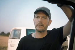 Klaus (Godehard Giese) ist recht &uuml;berrascht, als er Christin in seinem Auto entdeckt: Sie will mit ihm nach Hamburg.