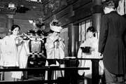 Hartmanns Rückflug nach Hamburg verzögert sich. Er muß noch in Japan bleiben, weil ein deutscher Freund, der dort als Schiffbauingenieur arbeitet, spurlos verschwunden ist. Mit seinem japanischen Kollegen Saito nimmt Hartmann die Suche auf. (E.: 27.03.1968) Hartmanns Rückflug nach Hamburg verzögert sich. Er muß noch in Japan bleiben, weil ein deutscher Freund, der dort als Schiffbauingenieur arbeitet, spurlos verschwunden ist. Mit seinem japanischen Kollegen Saito nimmt Hartmann die Suche auf. (E.: 27.03.1968)