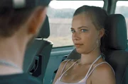 Als Klaus (Godehard Giese) in der mecklenburgischen Ein&ouml;de auftaucht, keimt in Christin (Saskia Rosendahl) die Hoffnung, dass sich die Welt wieder drehen k&ouml;nnte ...