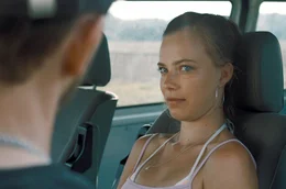 Als Klaus (Godehard Giese) in der mecklenburgischen Ein&ouml;de auftaucht, keimt in Christin (Saskia Rosendahl) die Hoffnung, dass sich die Welt wieder drehen k&ouml;nnte ...