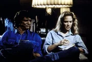 Jonathan (Michael Landon, l.) entdeckt an Jennifer (Leann Hunley, r.) viele Seiten, die sie mit seiner verstorbenen Frau Jane gemeinsam hat. Jonathan (Michael Landon, l.) entdeckt an Jennifer (Leann Hunley, r.) viele Seiten, die sie mit seiner verstorbenen Frau Jane gemeinsam hat.