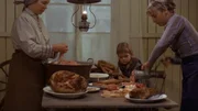 Michels Mutter (Emy Storm, l.), Ida (Lena Wisborg, r.) und Lina (Maud Hansson, r.) bereiten alles f&uuml;r das Weihnachtsessen vor.