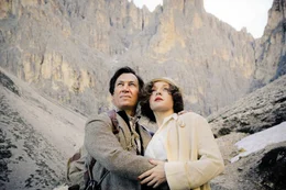 Luis Trenker (Tobias Moretti) und Leni Riefenstahl (Brigitte Hobmeier) bewundern das Bergpanorama.