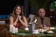 Darcys Vater Robert (Cheech Marin) mit seiner neuen, zweiten Frau, Jamie (Callie Hernandez).