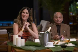 Darcys Vater Robert (Cheech Marin) mit seiner neuen, zweiten Frau, Jamie (Callie Hernandez).