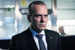 Der unerbittliche Sicherheitschef der Bank von Spanien, Gustavo (Jos&eacute; Coronado), hat fr&uuml;her in einer Anti-Terror-Einheit gedient.