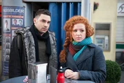 Joe (Sarah Hannemann) erzählt Easy (Lars Steinhöfel) von ihrem Alptraum, in dem sie gesehen hat, wie Paco erstickt. Während Easy den Traum nicht sehr ernst nimmt, macht Joe sich Sorgen. Joe (Sarah Hannemann) erzählt Easy (Lars Steinhöfel) von ihrem Alptraum, in dem sie gesehen hat, wie Paco erstickt. Während Easy den Traum nicht sehr ernst nimmt, macht Joe sich Sorgen.