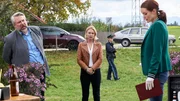 Am Tatort werden die Kommissare Stadler (Dieter Fischer, l.) und Winter (Vanessa Eckart, M.) von Pathologin Mai (Sina Wilke, r.) über die ersten Untersuchungsergebnisse informiert. Polizistin im Hintergrund: Komparsin. Am Tatort werden die Kommissare Stadler (Dieter Fischer, l.) und Winter (Vanessa Eckart, M.) von Pathologin Mai (Sina Wilke, r.) über die ersten Untersuchungsergebnisse informiert. Polizistin im Hintergrund: Komparsin.