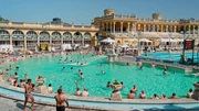 Das Széchenyibad in Budapest, das größte Thermalbad in Europa, ist eines der ältesten Bäder Budapests. Das Széchenyibad in Budapest, das größte Thermalbad in Europa, ist eines der ältesten Bäder Budapests.