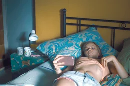 Aus Langeweile versucht sich Christin (Saskia Rosendahl) in aufreizenden Selfies.