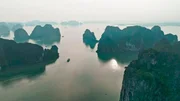 In der Halong Bucht in Vietnam ragen fast 2.000 Felseninseln auf einem Gebiet von rund 1.500 Quadratkilometern aus dem Meer. In der Halong Bucht in Vietnam ragen fast 2.000 Felseninseln auf einem Gebiet von rund 1.500 Quadratkilometern aus dem Meer.