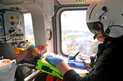 Prof. Dr. Matthias Münzberg schreibt das Unfall-Protokoll, während Philip im Heli abtransportiert wird. Prof. Dr. Matthias Münzberg schreibt das Unfall-Protokoll, während Philip im Heli abtransportiert wird.