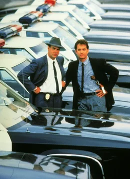 Sergeant Joe Friday (Dan Aykroyd, l.) und sein Partner Pep Streebek (Tom Hanks) sind einem Verbrecherring auf der Spur.