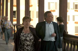Helmut (Dietmar Mues) und Anna (Hannelore Hoger) gehen &uuml;ber die Palladio-Br&uuml;cke. Sie streiten sich.