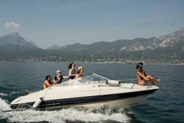 Der j&auml;hrliche Urlaub am Gardasee ist seit gemeinsamen Schulzeiten f&uuml;r die Clique ein Muss. Von links: Amali (Homa Faghiri), Sophie (Ina Maria Jaich), Francesca (Natalia Rudziewicz), Luz (Janet Rothe) und Fana (Thandi Sebe).
