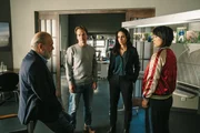 Hauptkommissar Richard Voss (Jan-Gregor Kremp, l.) und sein Team aus Tom Kupfer (Ludwig Blochberger, 2.v.l.), Annabell Lorenz (Stephanie Stumph, 2.v.r.) und Julia Lulu Zhao (Yun Huang, r.) haben es mit einem eigenartigen Fall zu tun - ist der Darsteller einer Reenactment-Gruppe freiwillig wie sein Idol K&ouml;nig Ludwig II ins Wasser gegangen - oder wurde er ermordet?