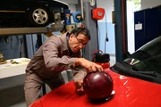 Die Privatfehde zwischen dem Mordopfer und dem Teamleiter der Bowlinggruppe auf der Nachbarbahn ist eskaliert. Kurz vor dem Mord wurde eine Bowlingkugel auf das geliebte Auto des Konkurrenten geworfen. War der Mord ein Racheakt? KTU-Leiter Jan Arnaud (Mike Zaka Sommerfeldt) ist sich da nicht ganz sicher, denn seine Untersuchungen bringen interessante Erkenntnisse. Die Privatfehde zwischen dem Mordopfer und dem Teamleiter der Bowlinggruppe auf der Nachbarbahn ist eskaliert. Kurz vor dem Mord wurde eine Bowlingkugel auf das geliebte Auto des Konkurrenten geworfen. War der Mord ein Racheakt? KTU-Leiter Jan Arnaud (Mike Zaka Sommerfeldt) ist sich da nicht ganz sicher, denn seine Untersuchungen bringen interessante Erkenntnisse.