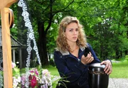 Kristin (Nina Schmieder) versteckt die Diamanten in der Urne ihrer Tante. Kristin (Nina Schmieder) versteckt die Diamanten in der Urne ihrer Tante.