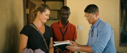 Bei einem Einheimischen (Darsteller unbekannt, M.) mieten Lauren (Rebecca Romijn, l.) und Jack Halsey (Philip Winchester, r.) einen Wagen.