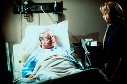Am Krankenbett bekommt Max Basner (Jackie Gleason, l.) Besuch von seiner Ex-Frau Lorraine (Eva Marie Saint, r.), die ihn nach 34 Jahren Ehe verlassen hat ...