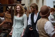 Jolyon Jr. (Danny Griffin, 3.v.l.) kann es immer noch nicht glauben. Nach all den Jahren ist er seiner gro&szlig;en Jugendliebe Louisa (Eleanor Tomlinson, 2.v.l.) zuf&auml;llig wieder begegnet. Noch ahnt er nicht, dass Louisa ein Geheimnis h&uuml;tet, das sein ganzes Leben ver&auml;ndern wird.