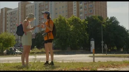 Lina (Linda Marie Roher) und Franka (Ronja Herberich) haben sich verlaufen.