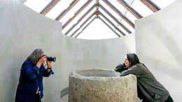 Elfie Semotan bei ihren fotografischen Streifz&uuml;gen im s&uuml;dlichen Burgenland.