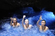 Bella (Indiana Evans), Rikki (Cariba Heine) und Cloe (Phoebe Tonkin) versuchen mit Hilfe ihrer magischen Kr&auml;fte, den Meteoriten wieder auf seine normale Bahn zu lenken.