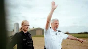 Hauptkommissar Frank Korte und Kommissarin Larissa Buß halten im Landkreis Diepholz die Landmaschinen an, die im Straßenverkehr auffallen. Hauptkommissar Frank Korte und Kommissarin Larissa Buß halten im Landkreis Diepholz die Landmaschinen an, die im Straßenverkehr auffallen.