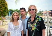 Die Kunsth&auml;ndlerin Juliane (Ursula Karven) findet mit Hilfe des malaiischen Polizisten Mohan (Steve Yap, Mitte) ihren verschollenen Mann J&uuml;rgen (Oliver Stritzel) wieder, der sich auf einer Insel vor Gangstern versteckte.
